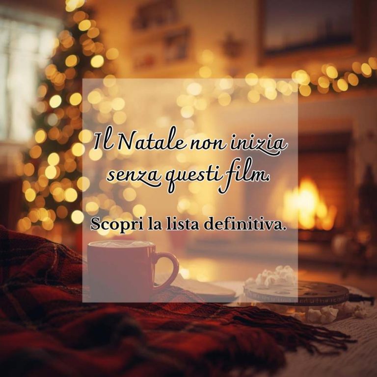 Locandina articolo “Film di Natale imperdibili”, con atmosfera natalizia, decorazioni e frase centrale “I film di Natale migliori da vedere ogni anno