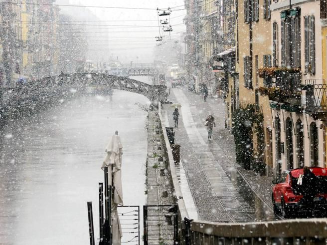 Navigli di Milano innevati in inverno con atmosfera silenziosa e romantica