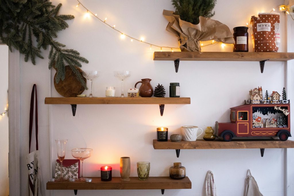 atmosfera natalizia a casa luci calde candele decorazioni minimal