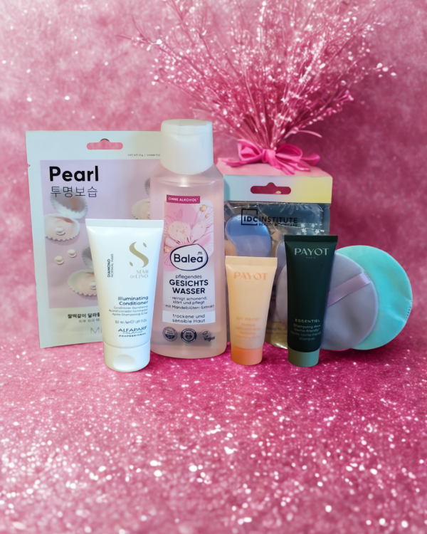 Prodotti della beauty box Bloom di Il Mondo di Marti su sfondo glitter rosa