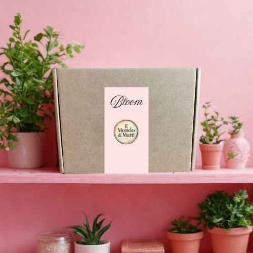 Cofanetto regalo beauty e make up originale Bloom di maggio, chiuso con packaging
