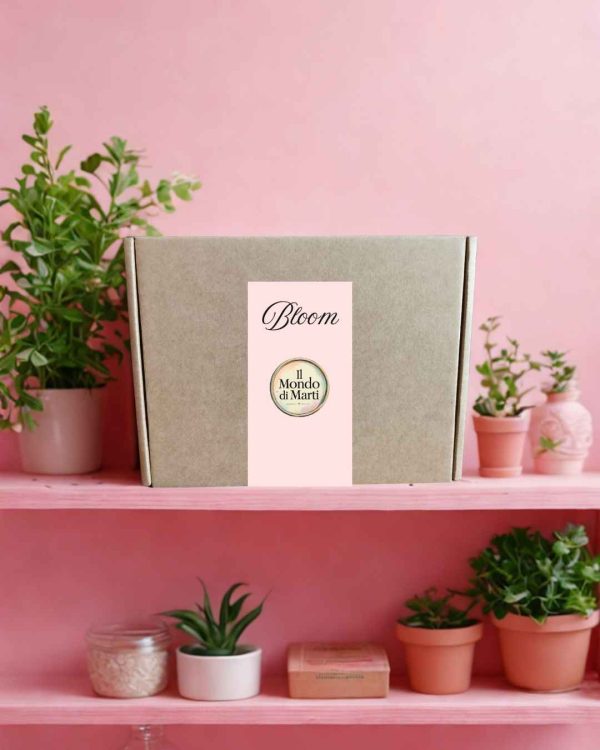 Cofanetto regalo beauty e make up originale Bloom di maggio, chiuso con packaging