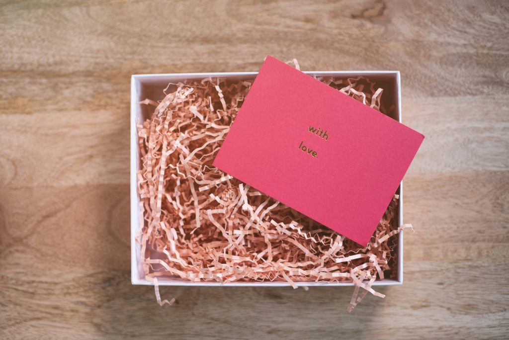 gift box fatta in casa carta kraft nastro fiori