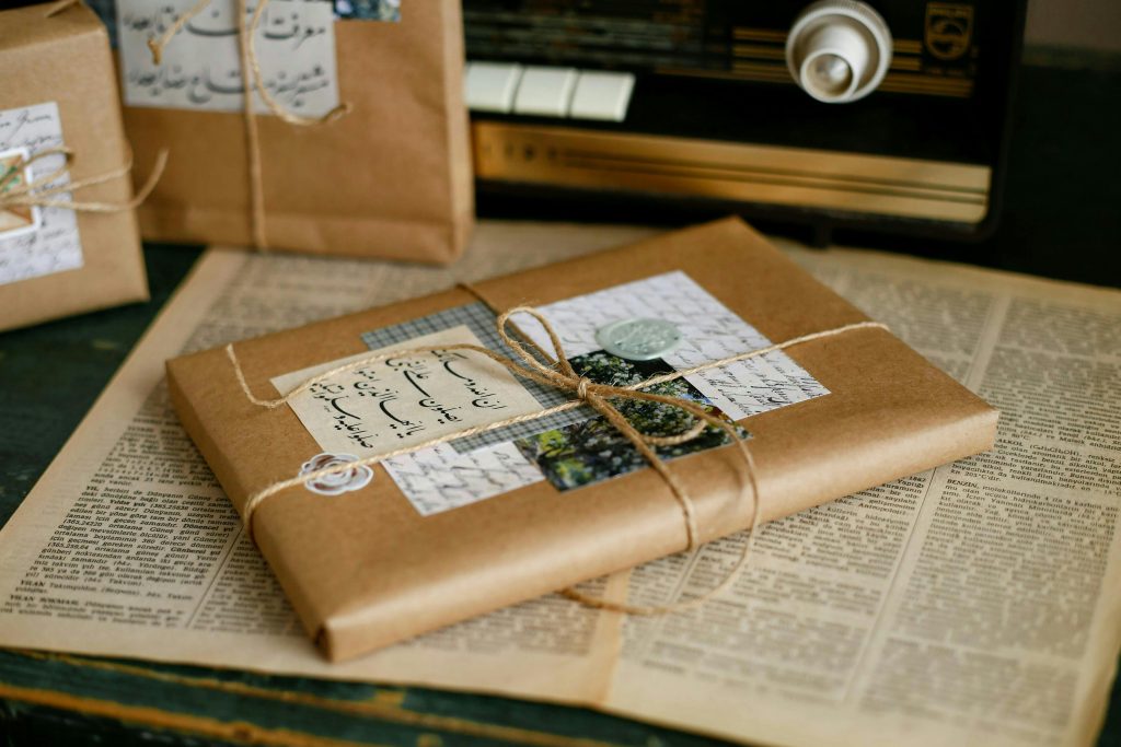 confezionare regalo festa della mamma carta kraft nastro