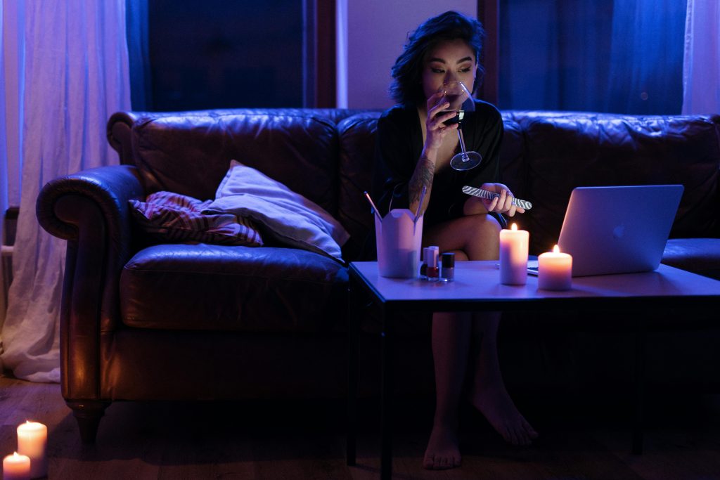 film da vedere da soli donna divano coperta serata cozy