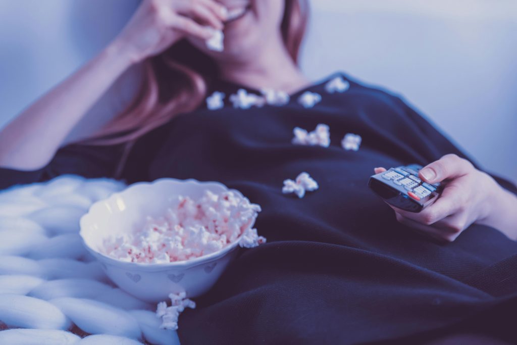 film da vedere da soli ridere donna felice serata casa