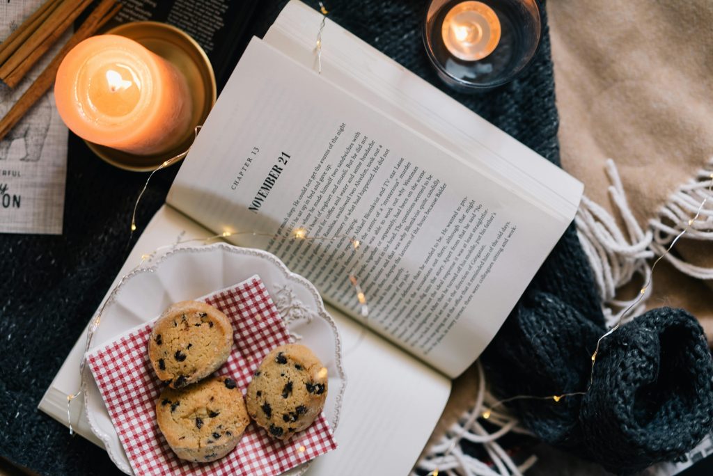 slow living serata lenta candela libro divano coperta