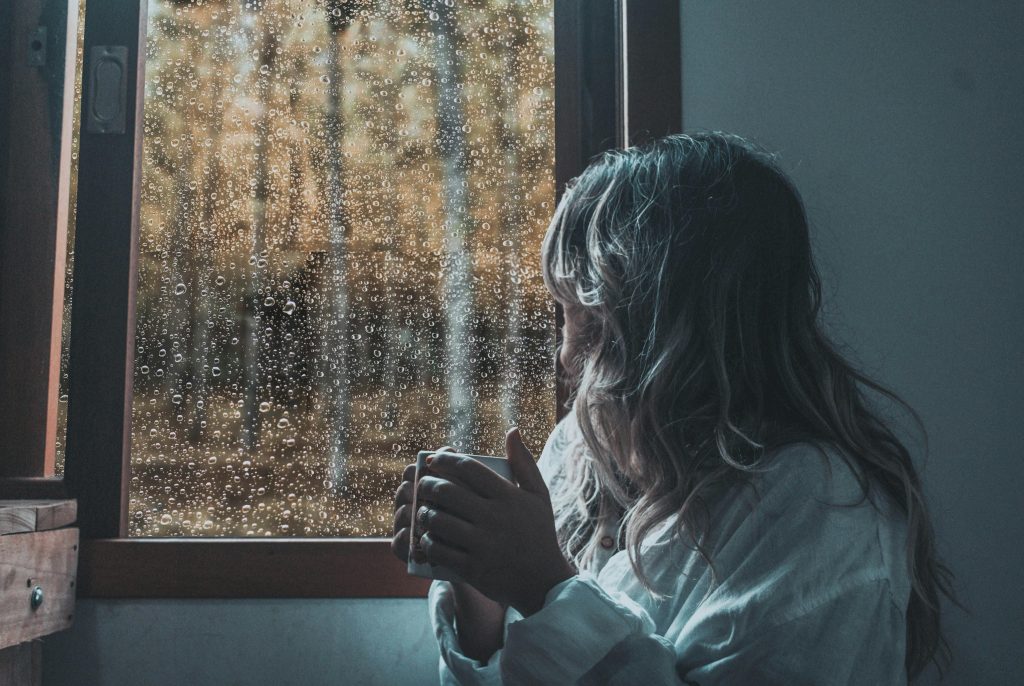 film da vedere da soli triste donna finestra tisana coperta