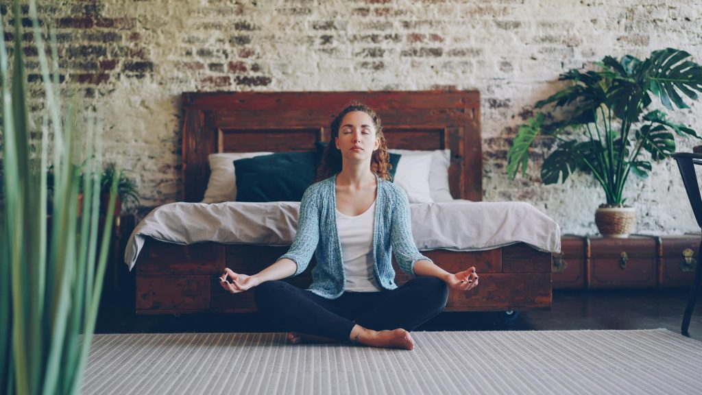 slow living mindfulness respirazione presenza consapevole donna