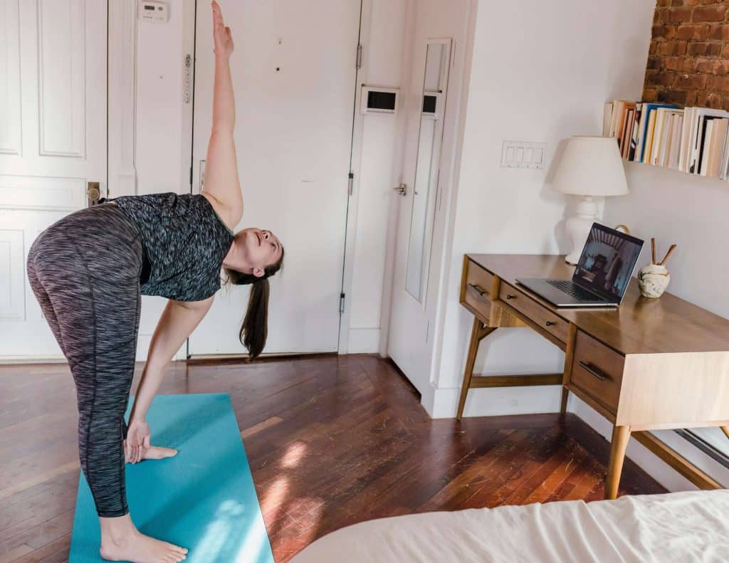 routine mattutina movimento yoga stretching mattino corpo