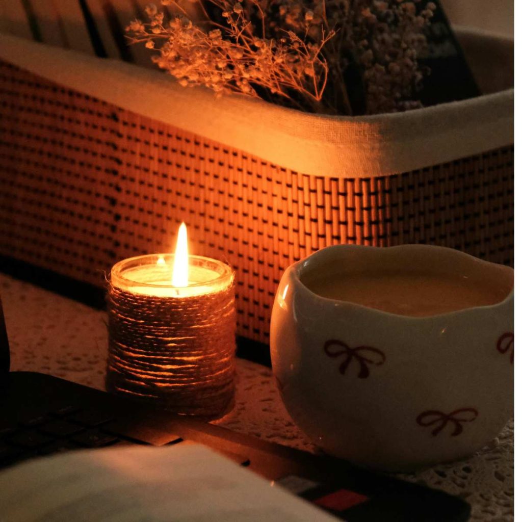 Rituale invernale casa — candele profumate e tessuti morbidi per il rifugio invernale