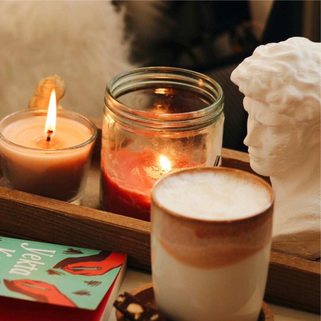 rituale invernale casa accogliente candela plaid luce calda inverno